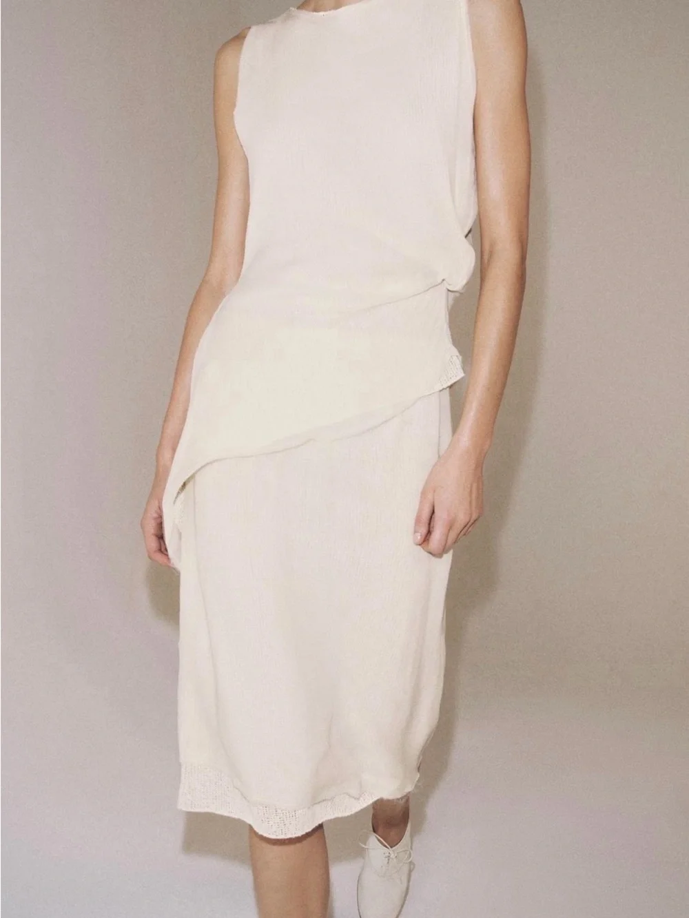 Mid-rise midi skirt with elastic waistband. Double effect detail NWT
